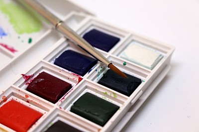 水彩颜料盒和画笔的特写照片图片下载