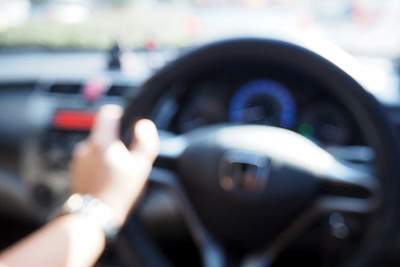 图片模糊的背景抽象，可以说明文章的手驾驶汽车方向盘图片下载