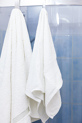 浴室门上挂着两条白毛巾图片下载