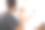 一对年轻夫妇正在粉刷他们新房子的墙壁。素材图片