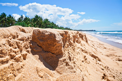 模糊的黄沙山在美丽的印度洋的背景下，大海。斯里兰卡原生态的热带海滩。设计素材照片图片下载