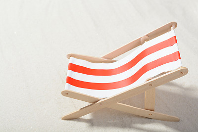 海滩上的日光浴床:俯视图图片下载