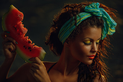 女士在海上和西瓜图片下载