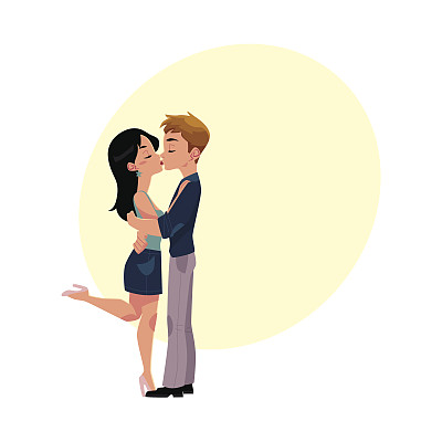 年轻的情侣浪漫地亲吻，互相拥抱，全身像图片下载