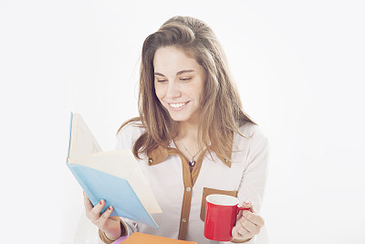 喝咖啡和看书的女人图片下载