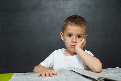 小男孩喜欢在办公室用报纸和手机做生意图片下载