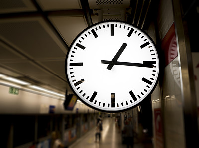 地铁站的钟图片下载