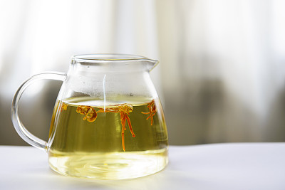 热水冲泡的虫草素材图片