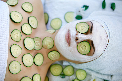 一个年轻女人在水疗中心做面部护理的照片图片下载