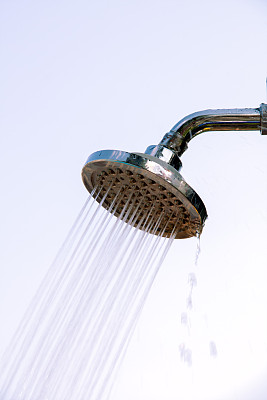 一个淋浴喷头的特写镜头图片下载