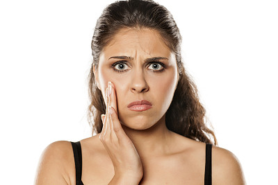 那个年轻的黑发姑娘牙痛图片下载