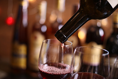 吧台上的几杯红酒图片下载