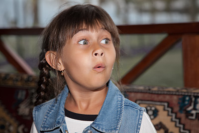 小女孩惊奇地望着别处图片下载