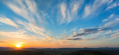 日出与美丽的云彩在天空图片下载