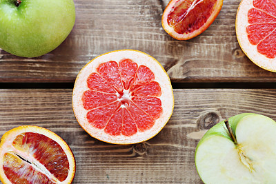 在木质背景上混合新鲜的水果切片。照片景深。图片下载