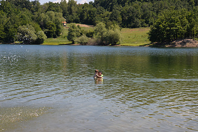 炎热的夏天，父子俩在湖里避暑图片下载