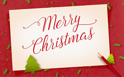 圣诞快乐字在旧的古董纸工艺与礼物和铅笔与绿色五彩纸屑在红色的工艺纸，节日贺卡图片下载