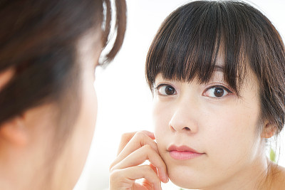 年轻女性护理皮肤问题图片下载