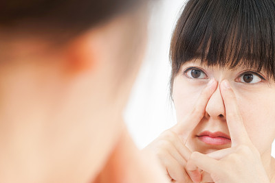 年轻女性护理皮肤问题图片下载