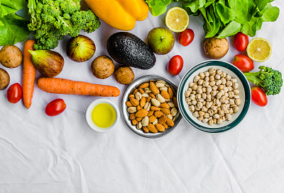 近距离的照片新鲜的水果和蔬菜，谷物，坚果在一个白色的背景。烹饪和食用健康食品的概念，健身，素食和纯素，以及生活方式。图片下载