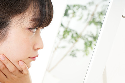 年轻女性护理皮肤问题图片下载