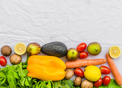 近距离的照片新鲜的水果和蔬菜在一个白色的背景。烹饪和食用健康食品的概念，健身，素食和纯素，以及生活方式。图片下载
