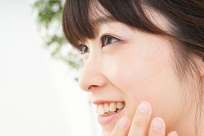 年轻女性护理皮肤问题图片下载