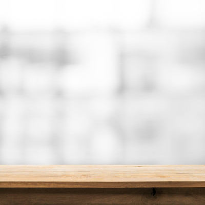 木质桌面模糊玻璃窗户墙建筑背景。图片下载