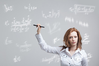女科学家或学生探究高中数理公式素材图片