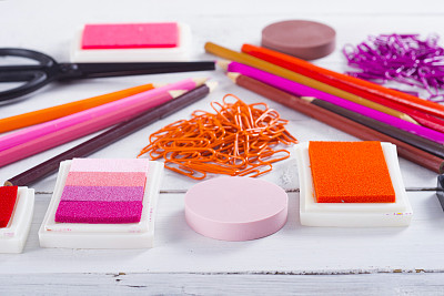 桌上有彩色铅笔的特写镜头图片下载