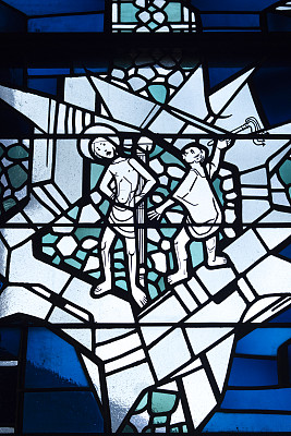 教堂里的彩色玻璃上画着圣经中耶稣被折磨的场景图片下载