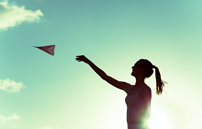 女子扔纸飞机素材图片