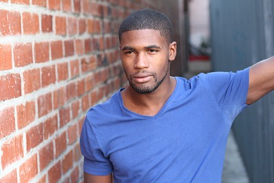 显示有除臭剂污渍的男人图片下载