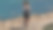 小女孩走下楼梯去海边图片下载