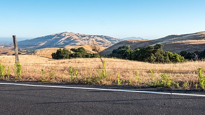 山岭山顶，前景有铁丝网图片下载