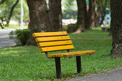 黄色城市公园里的木凳图片下载