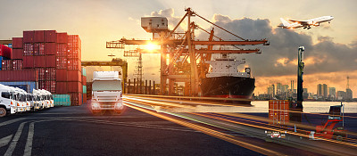 船厂集装箱货轮、货机与工作吊桥的物流运输素材图片