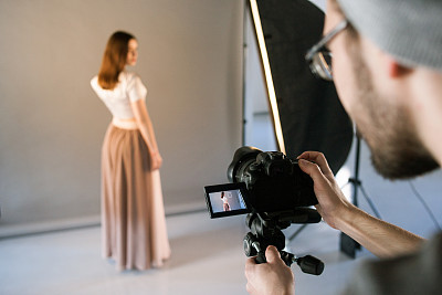 摄影师在工作室会议期间的POV。图片下载