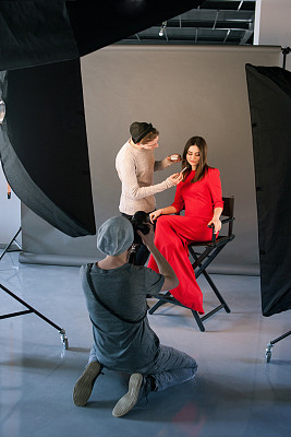 摄影师和造型师在工作室工作图片下载