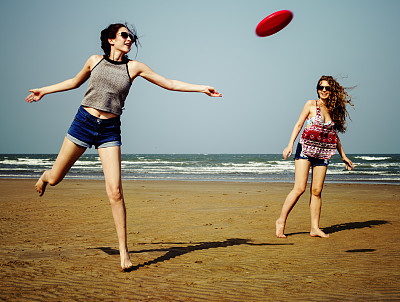 飞盘海滩寒冷海岸夏天女性女孩概念图片下载