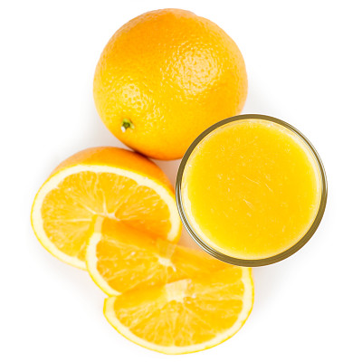 一杯橙汁和新鲜的柑橘类水果素材图片