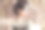 美丽的黑发，优雅的女人肖像。复古女士红唇妆，波浪发型和时尚的黑宝石珠宝摆姿势在现代卧室室内的床上。奢侈的生活。图片下载