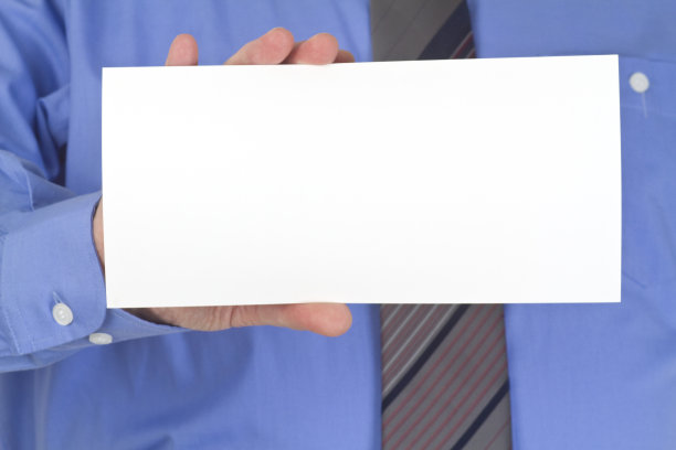 拿着空白白卡的商人图片下载