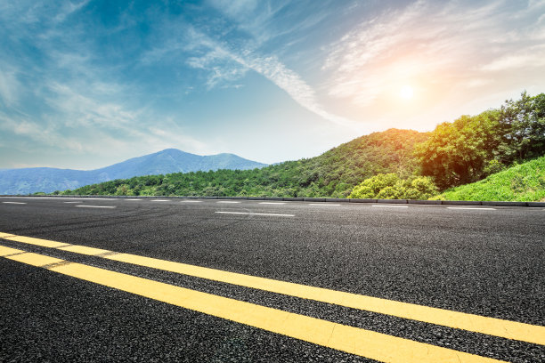 夕阳下的柏油路和山图片下载