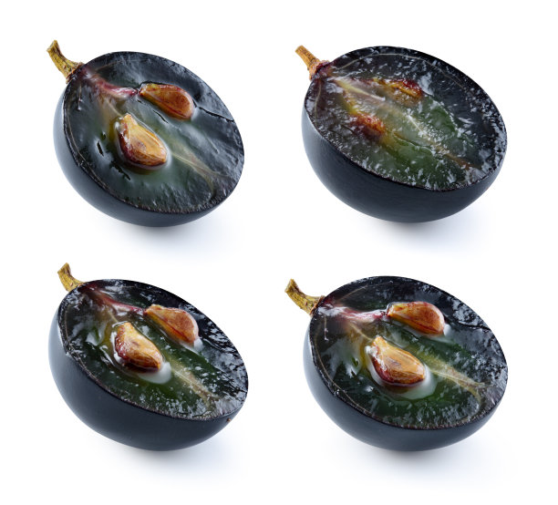 深蓝色的葡萄。一半浆果孤立在白色背景上。剪切路径。收集。全景深。素材图片