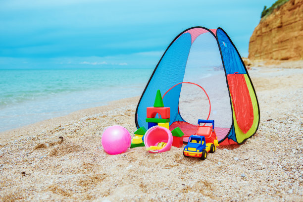 沙滩上有孩子们的帐篷和玩具图片下载