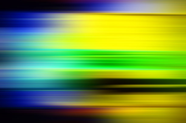 隧道里有卡车灯光。艺术形象。在隧道里长时间曝光的照片图片下载