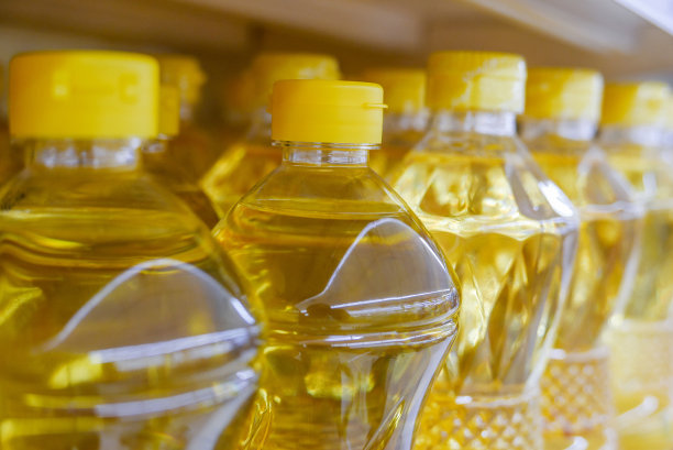 超市货架上的食用油产品图片下载