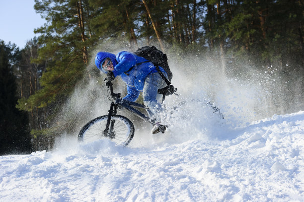 骑自行车的极端骑图片下载
