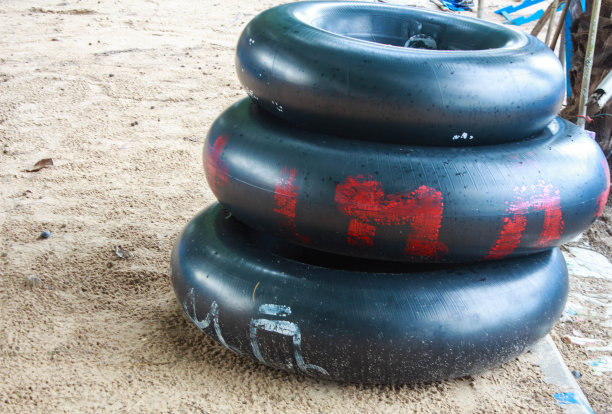海滩上的三个橡胶轮胎图片下载